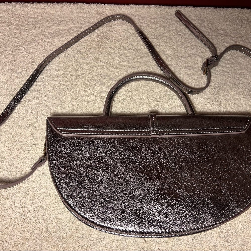 Elegant Metallic Colored  Leather Handbag - Picture 4 of 6